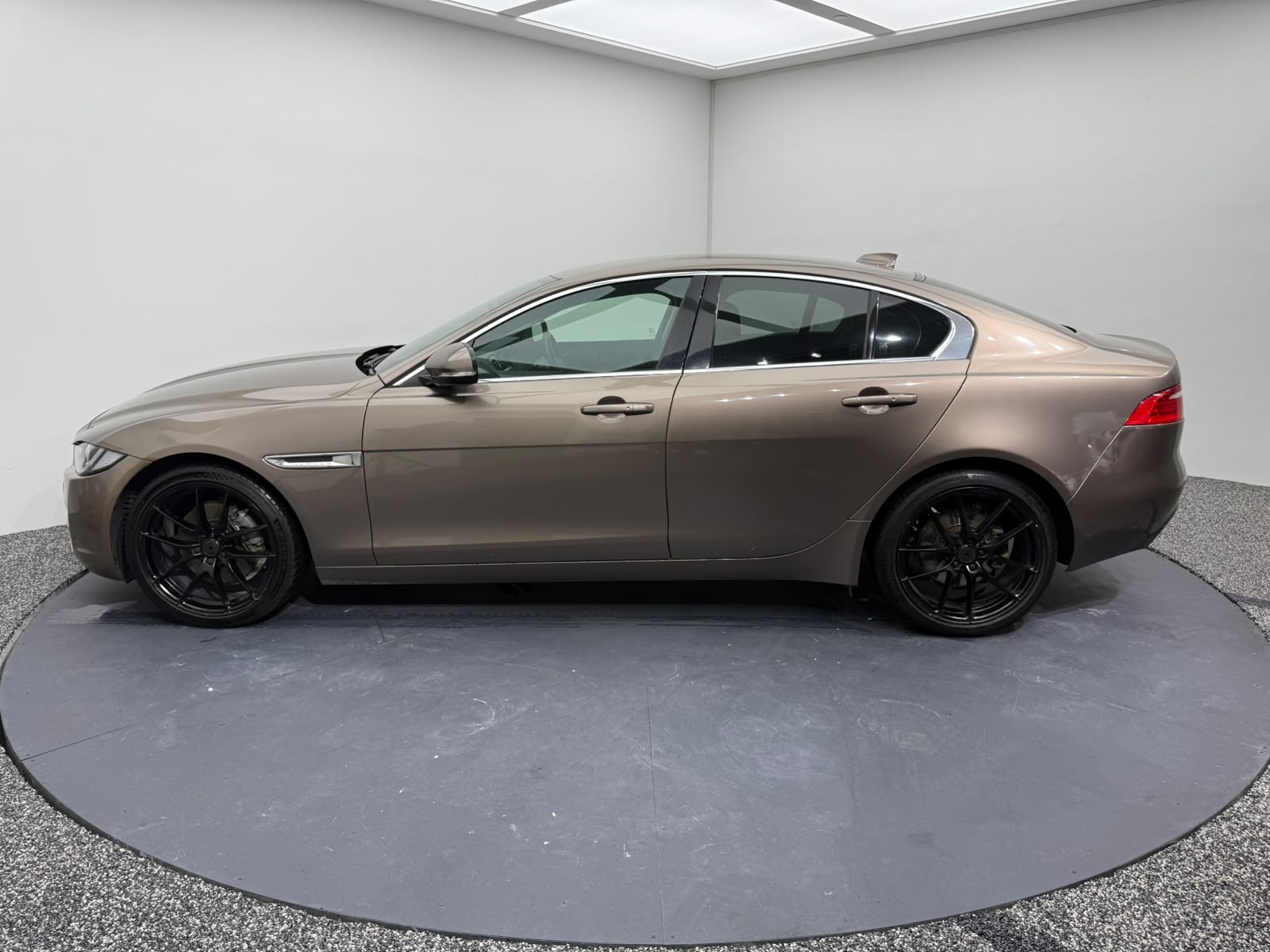 2016 Jaguar XE, photo 3