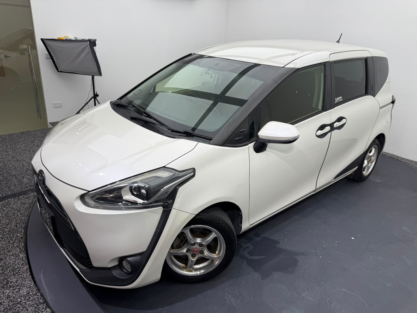 2016 Toyota Sienta, photo 2