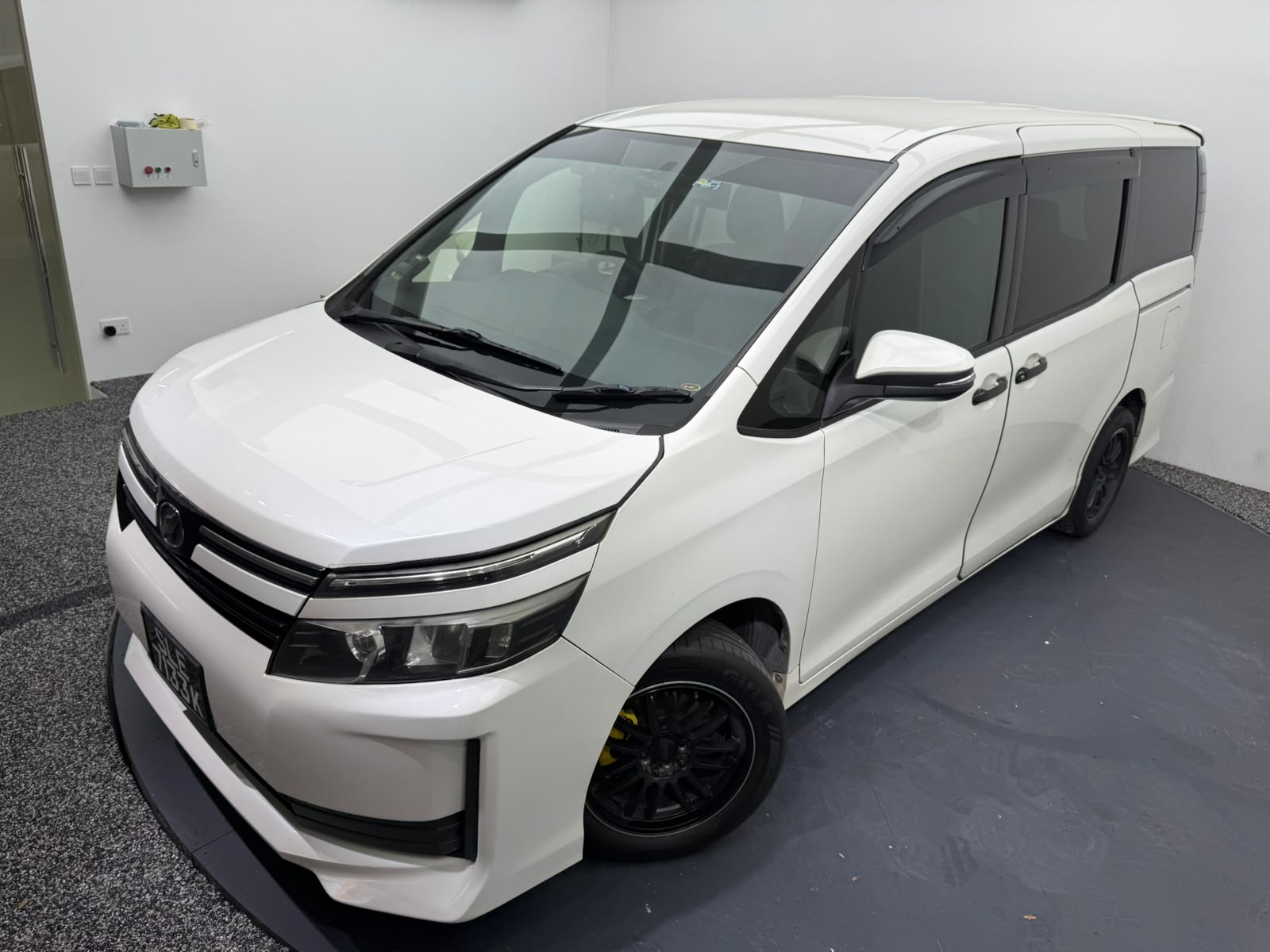 2015 Toyota Voxy, photo 2