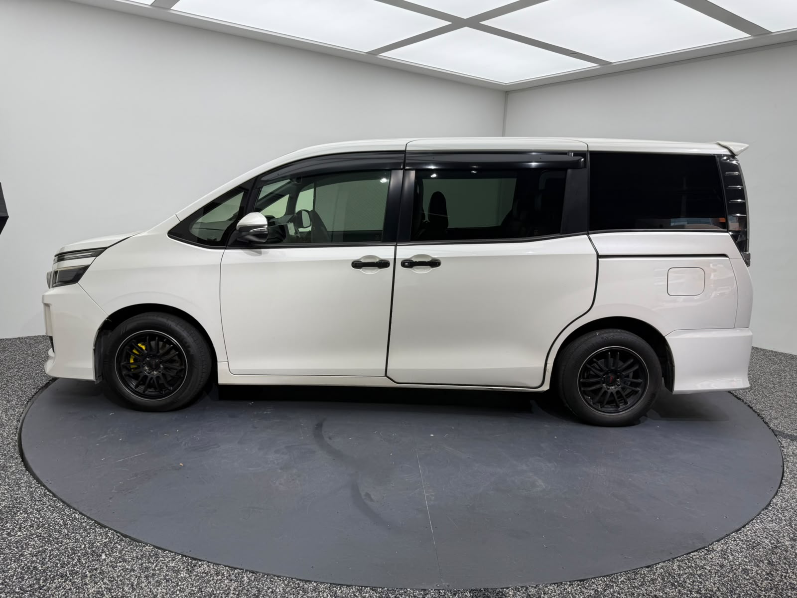 2015 Toyota Voxy, photo 3