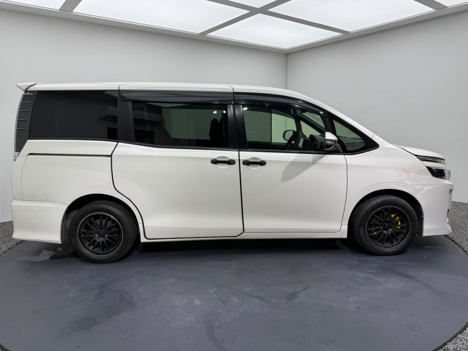 2015 Toyota Voxy, photo 7