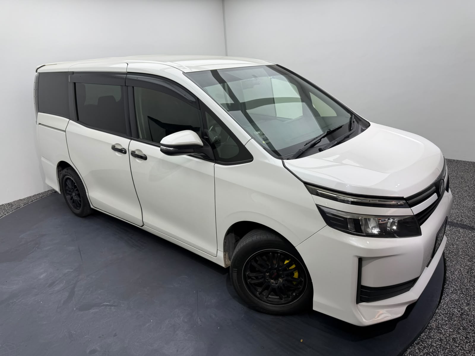 2015 Toyota Voxy, photo 8