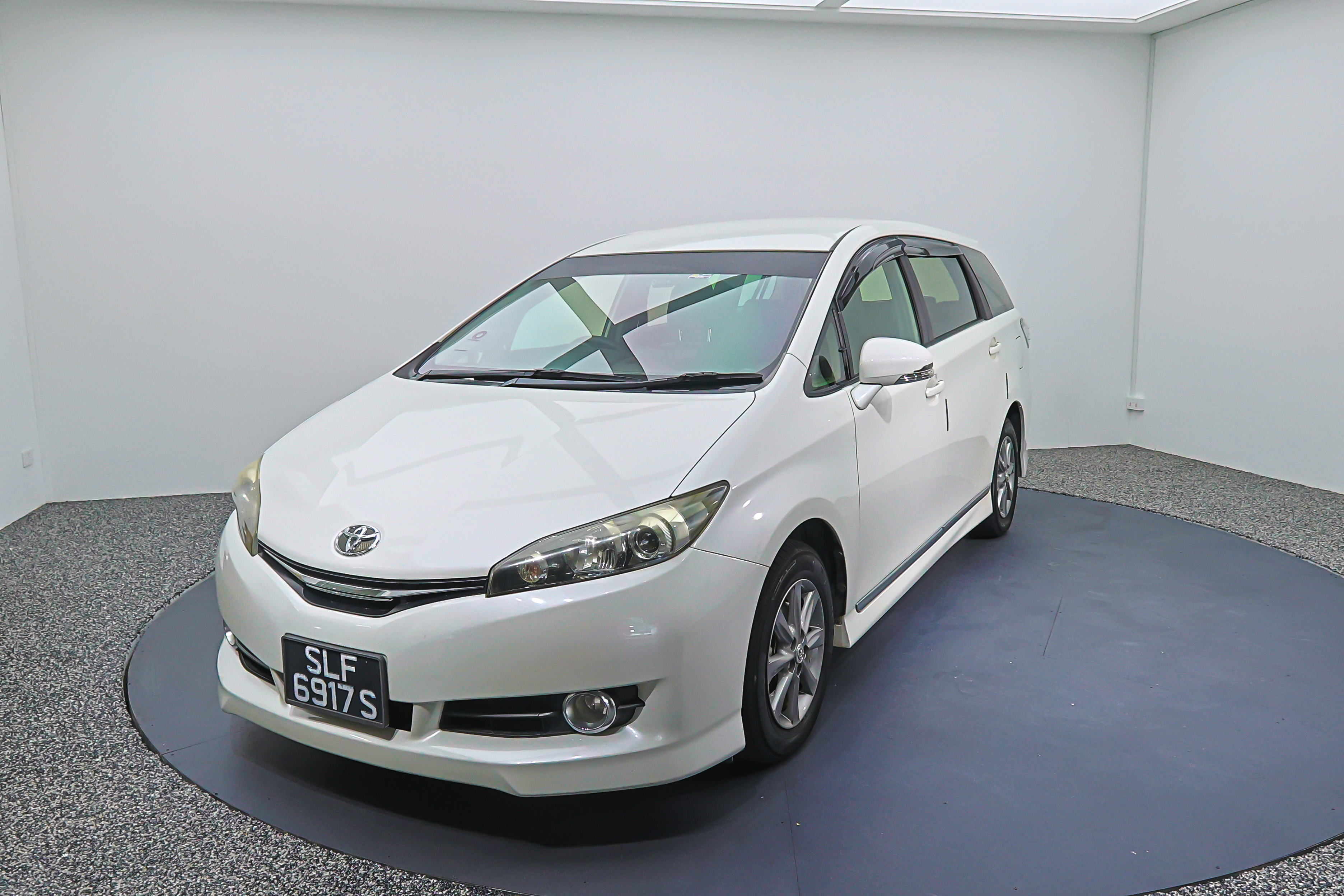 2016 Toyota Wish, photo 2
