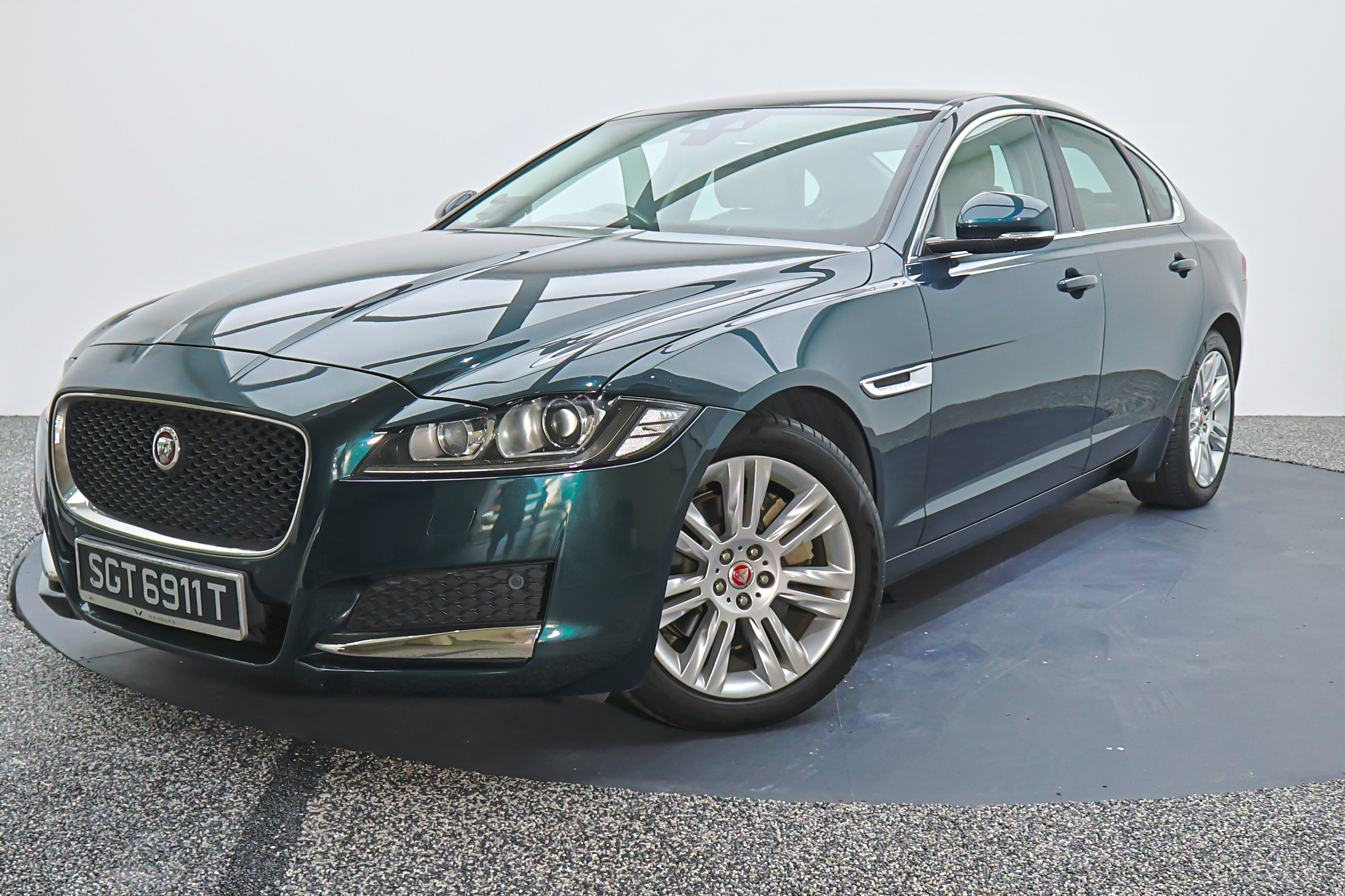 2016 Jaguar XF, photo 2