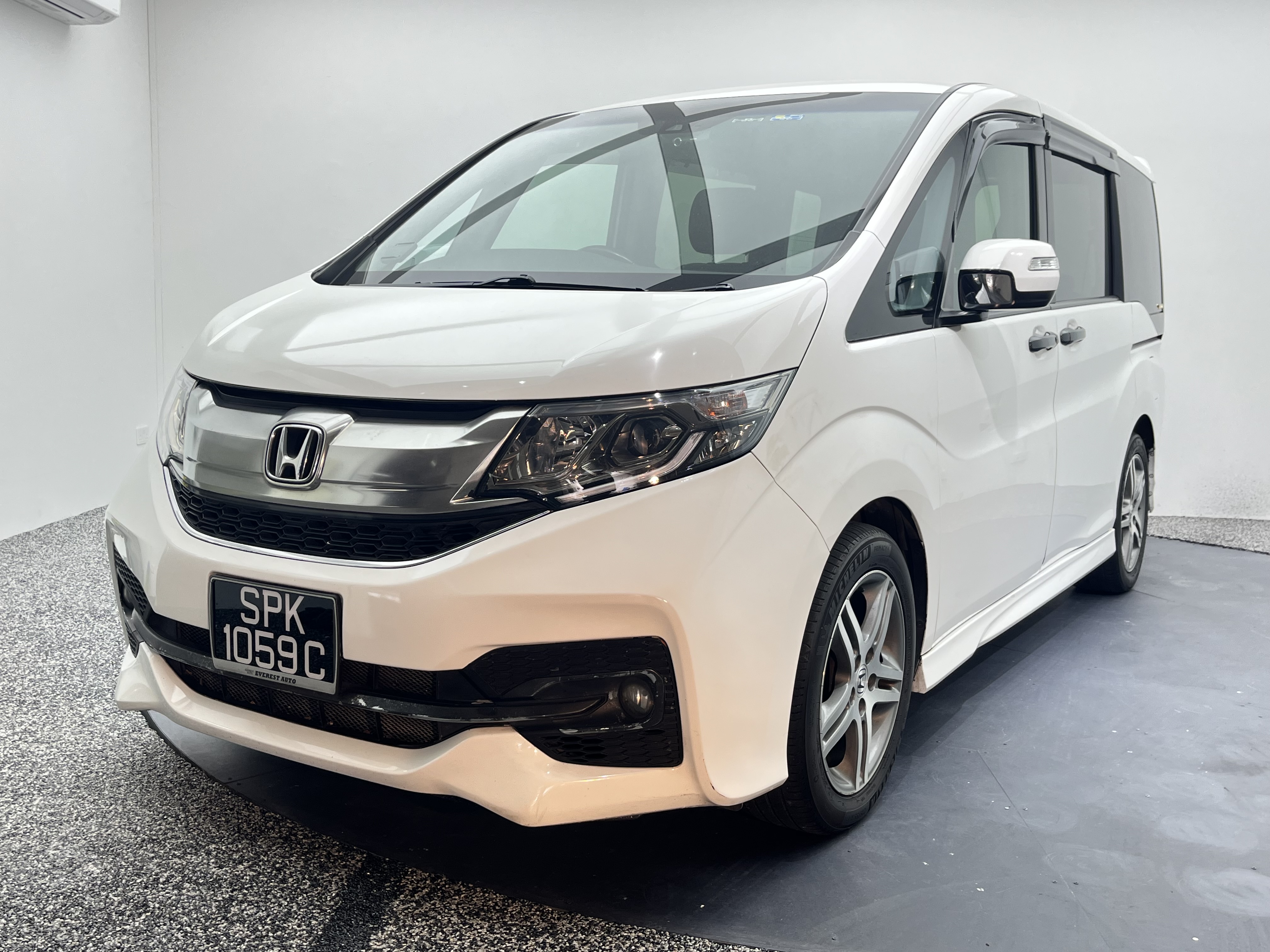 2016 Honda Stepwagon, photo 2
