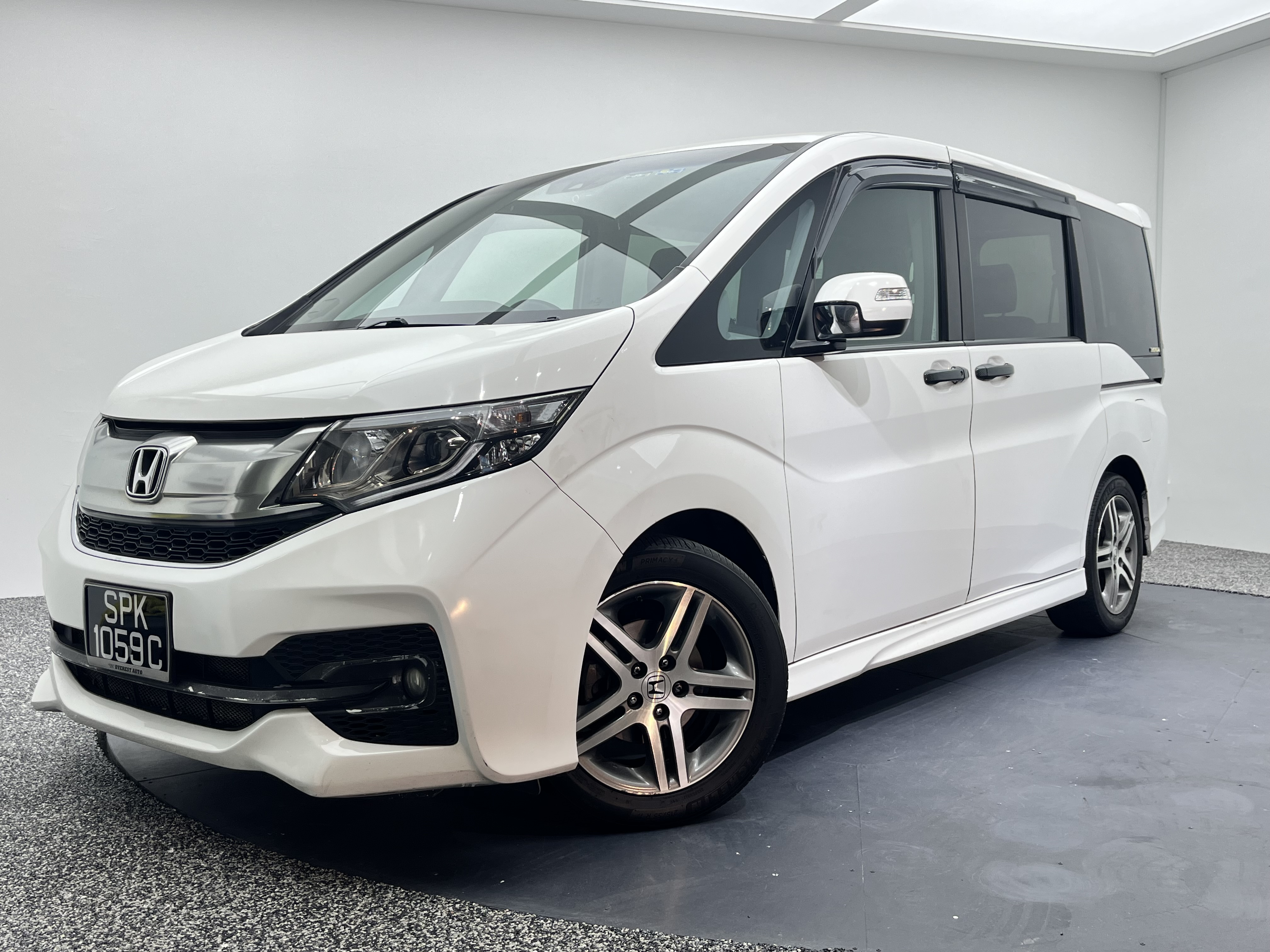 2016 Honda Stepwagon, photo 3