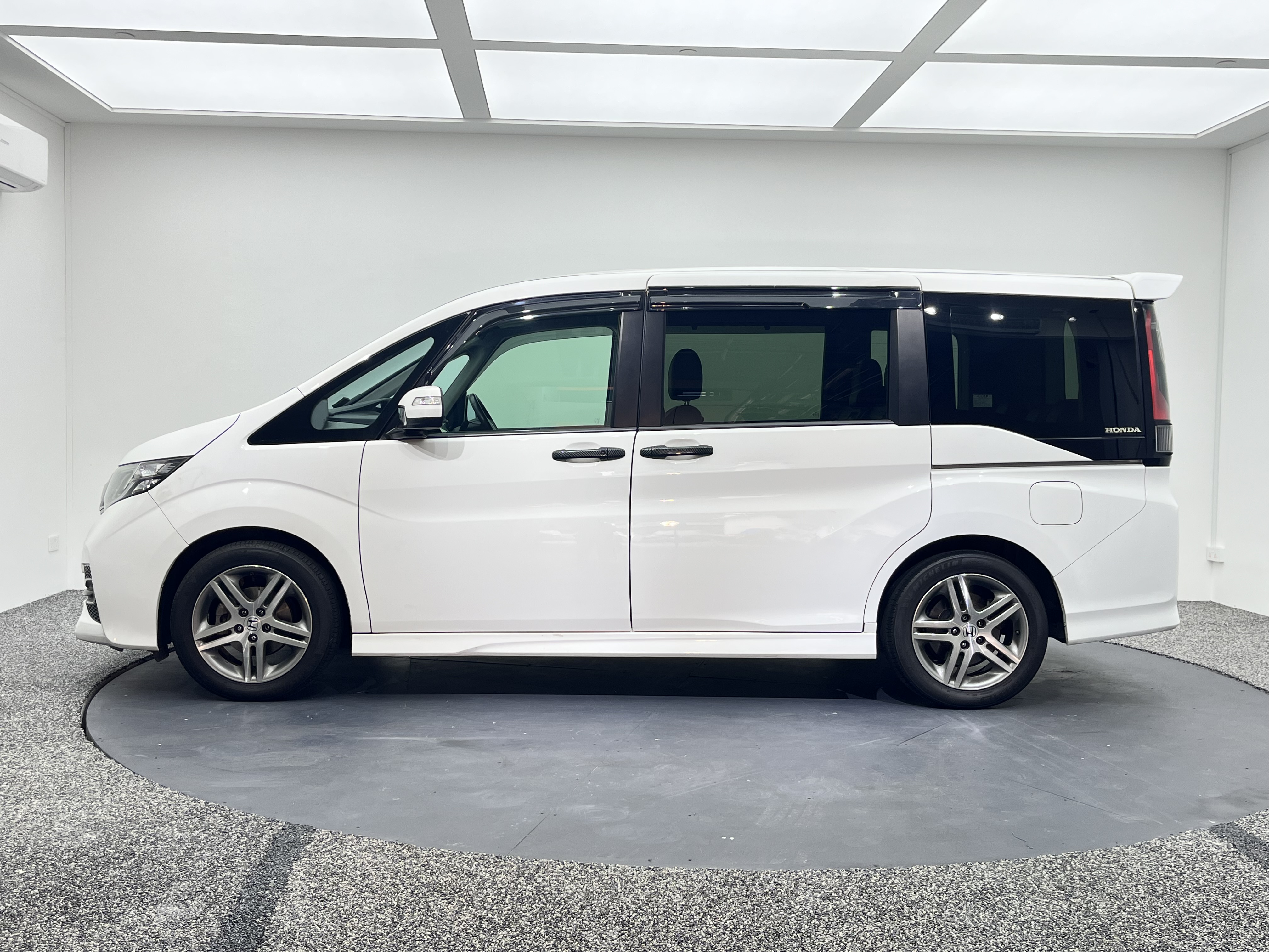 2016 Honda Stepwagon, photo 6