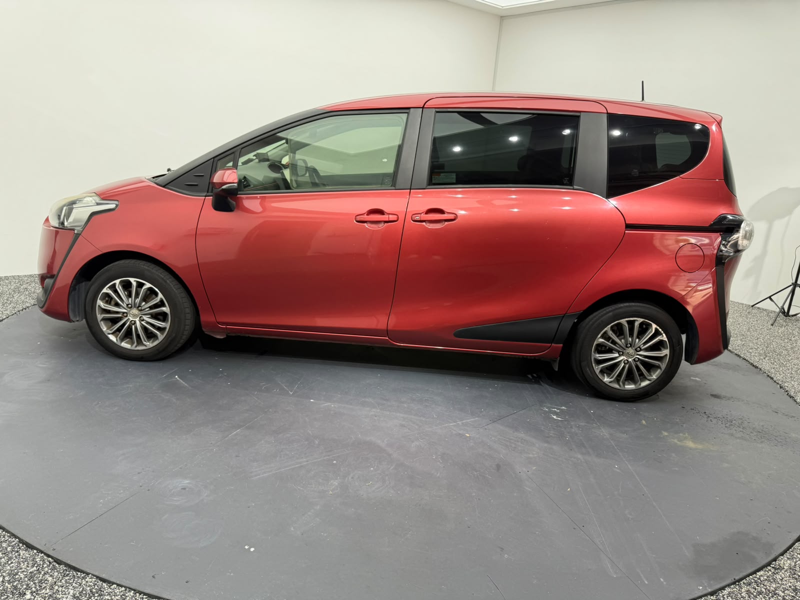 2016 Toyota Sienta, photo 3