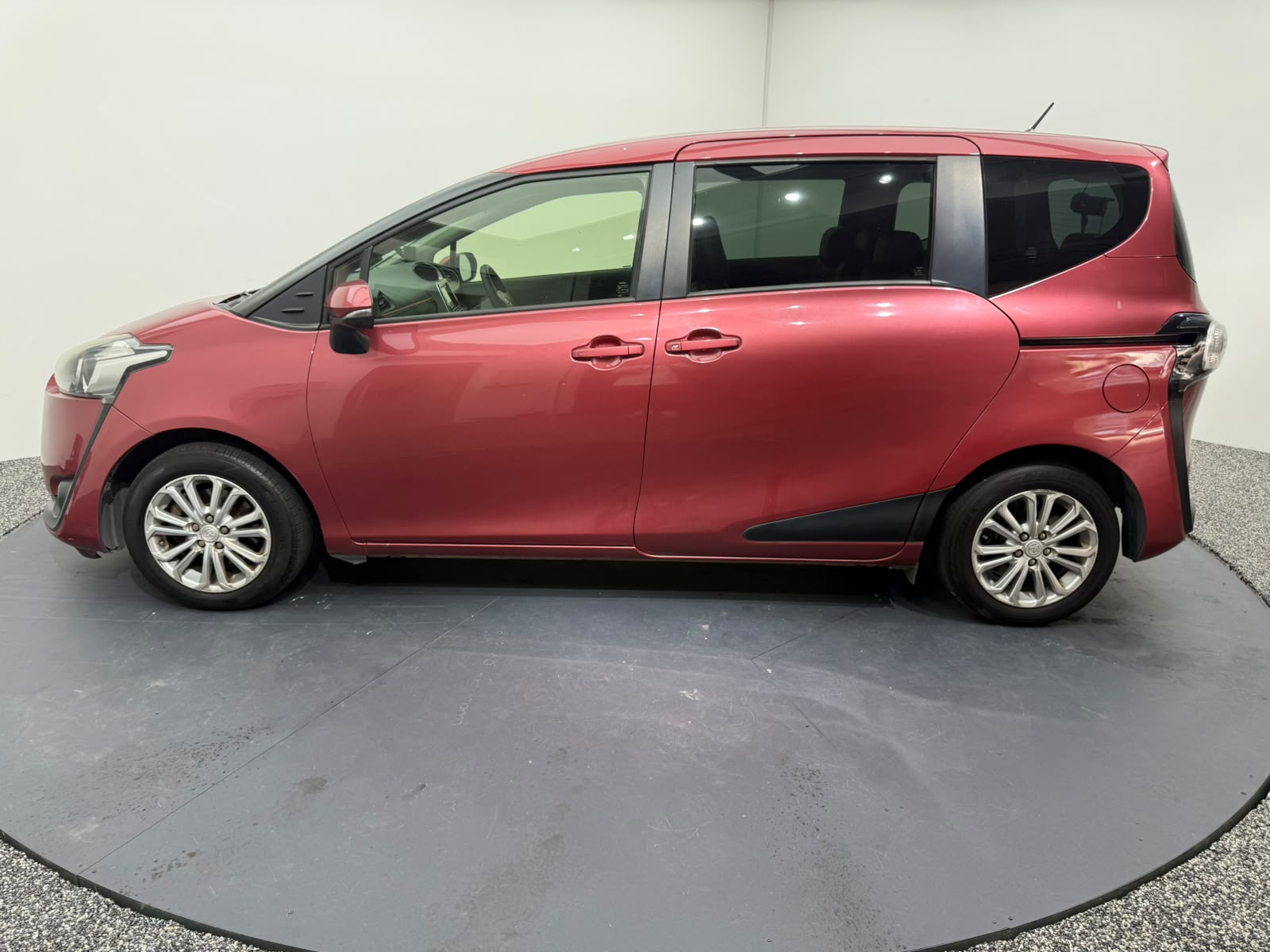 2016 Toyota Sienta, photo 3